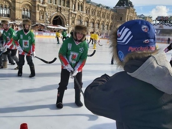 Казанские спортсменки стали победительницами турнира по хоккею в валенках