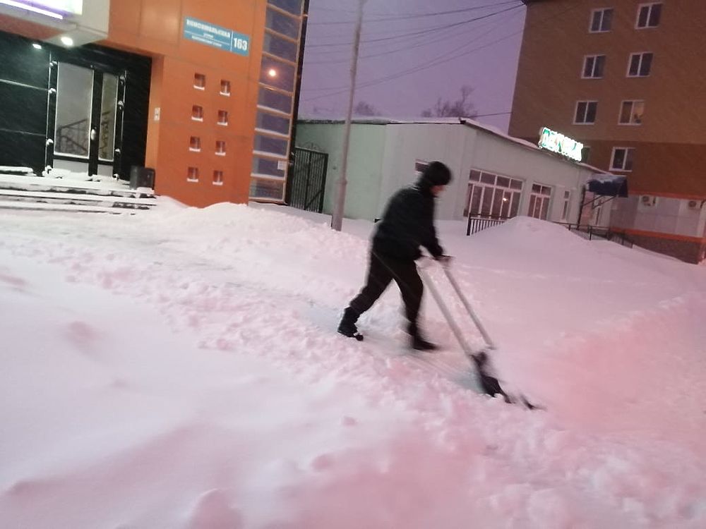 Очевидцы поделились фото нечищеных дворов и тротуаров Южно-Сахалинска