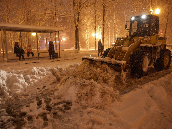 Сахалин не могут очистить от снега после мощного циклона