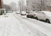 Снег снова парализовал движение на улицах
