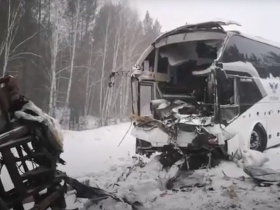 Пять человек погибли в Иркутской области в ДТП с лесовозом