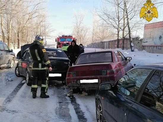 Два человека пострадали в столкновении Renault Logan и ВАЗ в Калуге