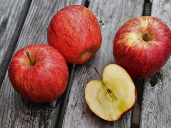 18 тонн яблок задержали на границе Псковской области
