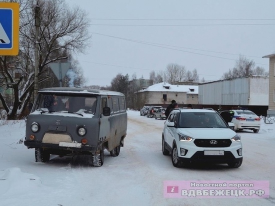 В Тверской области иномарка врезалась в УАЗ из-за несоблюдения дистанции