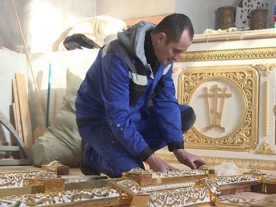 Нетипичный  керамический иконостас создают в псковском храме