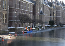 Окружной суд в Гааге постановил немедленно отменить ночной комендантский час в Нидерландах, веденный в стране для борьбы с коронавирусом, объясняя это тем, что подобная ограничительная мера нарушает права граждан на свободное передвижение и неприкосновенность