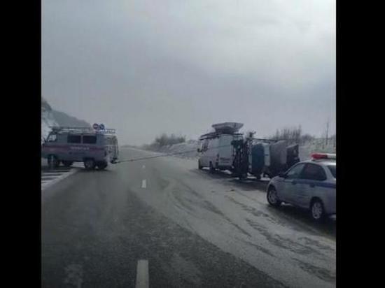 В Геленджике порывом ветра опрокинуло прицеп с лодками