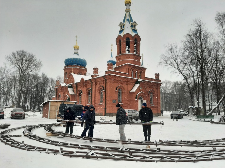 Елка у храма александра невского псков фото Храм Александра Невского в Пскове закрывают на реконструкцию - МК Псков