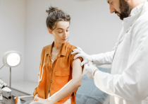 Переболевшим коронавирусной инфекцией может хватить одной дозы вакцины, об этом заявила израильский врач-инфекционист Галина Гольцман