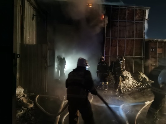 Ночью в Екатеринбурге горел автосервис: один человек пострадал