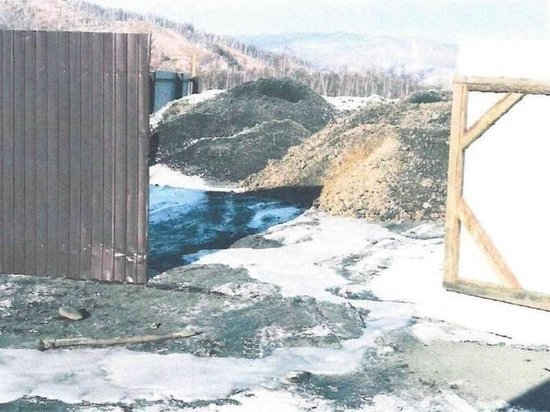 На берегу Байкала нашли незаконную свалку золы и шлака