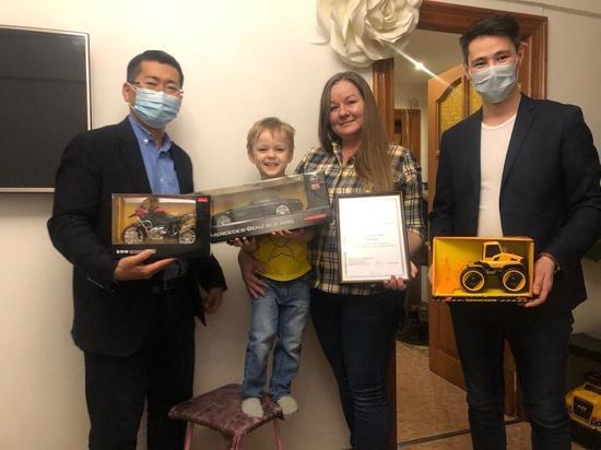 Депутаты Госдумы наградили малыша из Улан-Удэ, который посыпал дорогу к своему детсаду