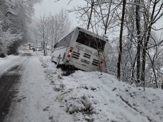 В районе Сочи автобус с пассажирами скатился в кювет