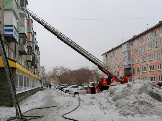 Спасатели эвакуировали пять человек из горящего дома в Рубцовске