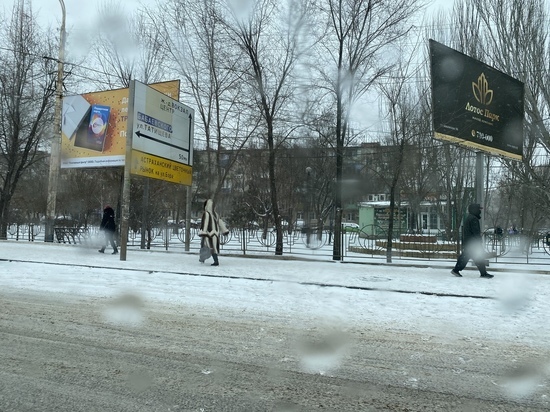 Сотрудники администрации Астрахани вышли на зачистку снега