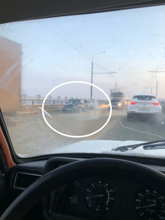 Сегодняшнее утро многие костромские автомобилисты встретили в пробке на мосту
