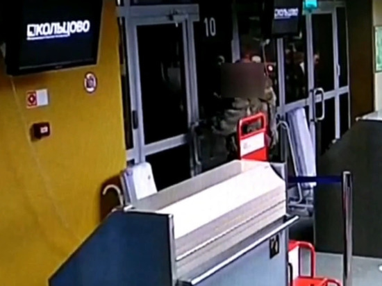 Буйный пассажир разбил дверь в аэропорту «Кольцово»