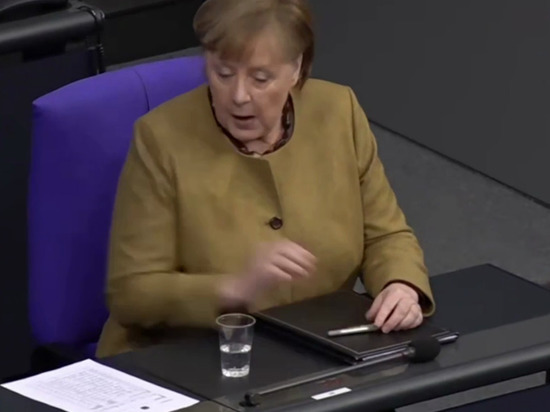Паника Меркель из-за ненадетой маски попала на видео