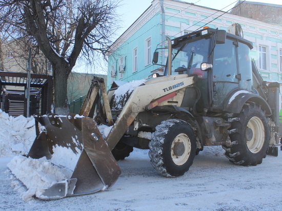 Дворники и машины продолжают избавлять Тверь от снежных завалов