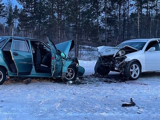 Водитель и 3 пассажира попали в больницу после лобового ДТП в Забайкалье