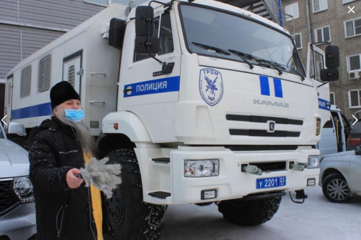 В Улан-Удэ православный священник по древнему обычаю освятил полицейские  машины - МК Улан-Удэ