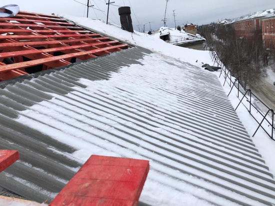 Рабочие начали монтировать кровлю на обвалившейся крыше дома в Барнауле