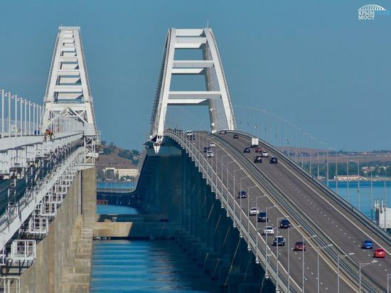 Крымский мост впервые закрыли из-за снегопада