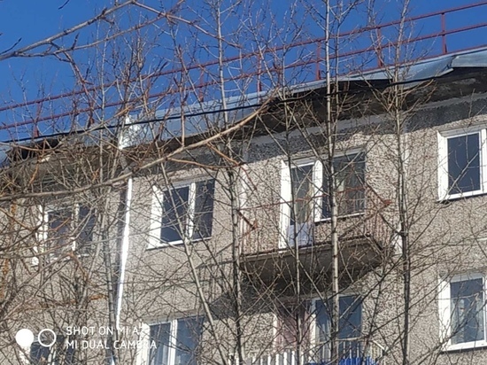 Восстановленная после урагана крыша снова отрывается на доме в Чите