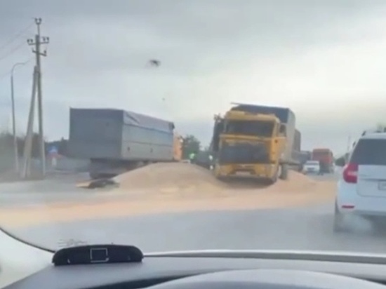 В Азове зерновоз врезался в другой грузовик