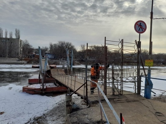 В Астрахани сильные морозы не позволяют поднять понтоны затонувшего моста