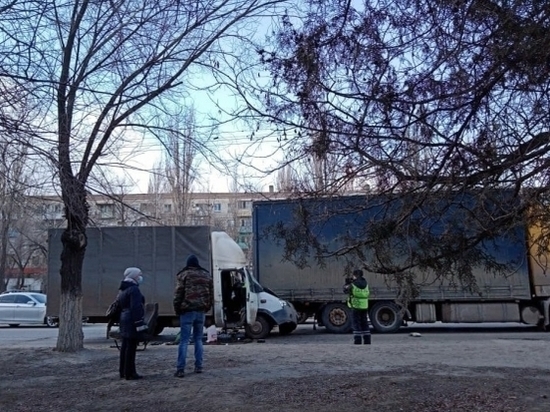 В Волгограде при ДТП «Газели» и грузовика пострадал водитель