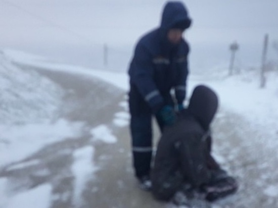 Феодосиец получил обморожение по пути к заснеженной карете скорой помощи