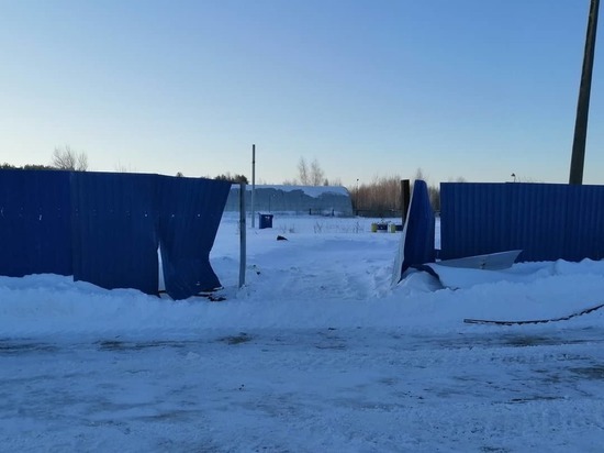 В автобусном парке в Тверской области неизвестные в очередной раз снесли забор