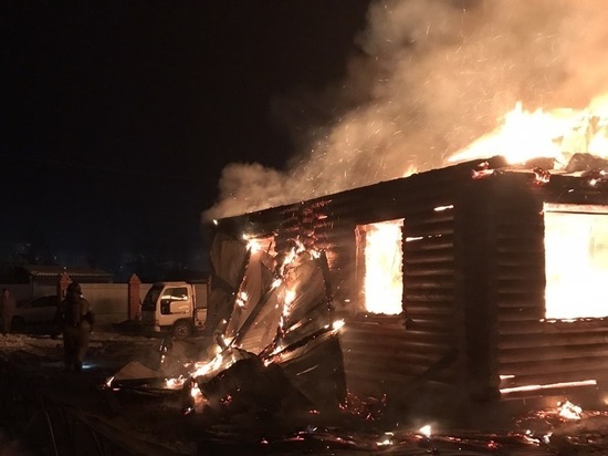Пожарные отстояли гараж с машинами возле сгоревших дома и бани в Чите