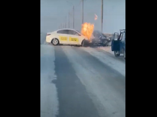 Автомобиль вспыхнул после аварии на Коммунальном мосту в Томске