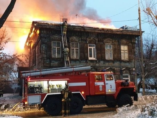 Из горящего дома-памятника в Иркутске вынесли 4 газовых баллона