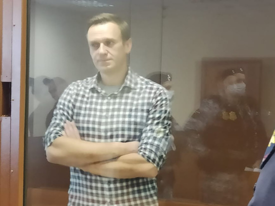 Навального привезли в суд и разрешили фотографировать