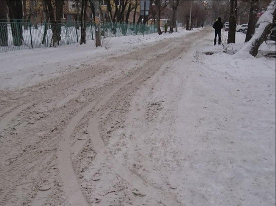 Омичи пожаловались на неубранный снег у двух школ и детсада