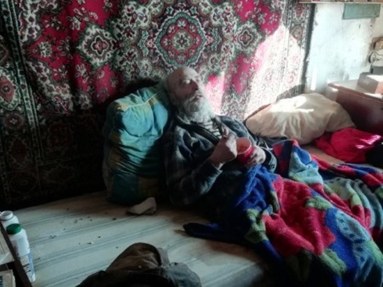 Живущий в грязи 83-летний пенсионер из Читы отказался от помощи
