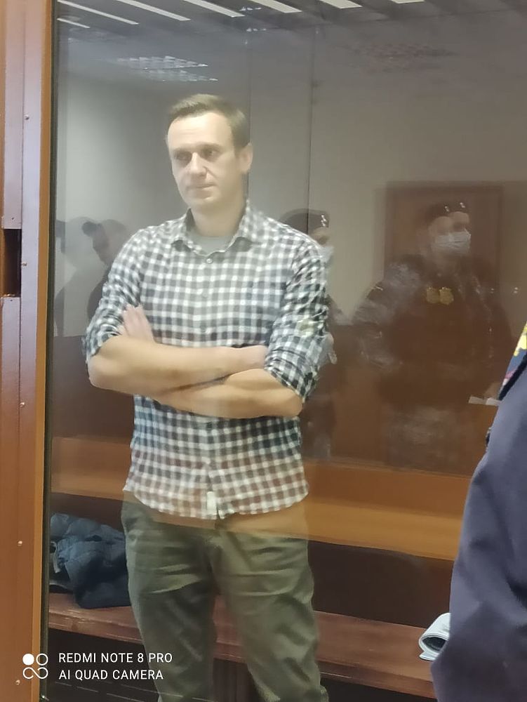 Навальный в суде позировал, как модель: кадры из зала
