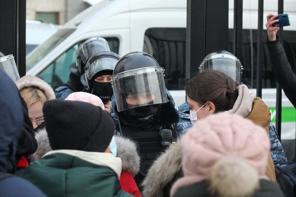 К Бабушкинскому суду следить за Навальным пришли только журналисты