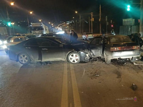 Водитель и две пассажирки «Лады» пострадали в ДТП в Волгограде