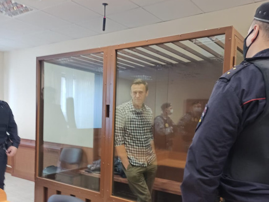 Суд сократил срок Навальному по делу "Ив Роше"