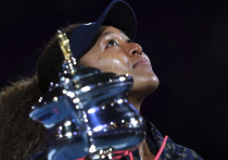Японская теннисистка Наоми Осака обыграла в финале Australian Open американку Дженнифер Брэди (6:4, 6:3), и стала победительницей четвертого турнира Большого шлема в карьере. «МК-Спорт» расскажет о том, почему Осака скучала на награждении, а также объяснит, почему для Осаки — это не просто четвертый «Шлем», а очередная ступень к величию.