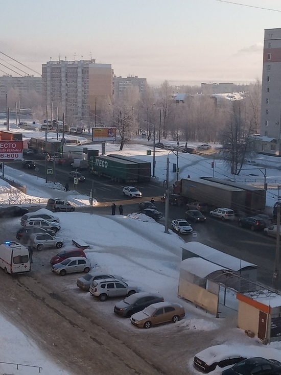 Утром из-за ДТП на Магистральной улице центр Костромы стоял в пробке
