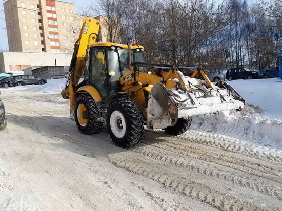 Депутаты Смоленского городского совета помогли с уборкой снега