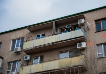 В Астрахани уже несколько недель жители домов пытаются всеми правдами и неправдами добиться, чтобы их дома не признавали аварийными, и доказать, что в них можно прожить хоть еще сто лет