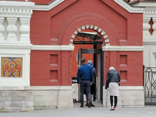 В Абхазии приостановили службы в православных храмах