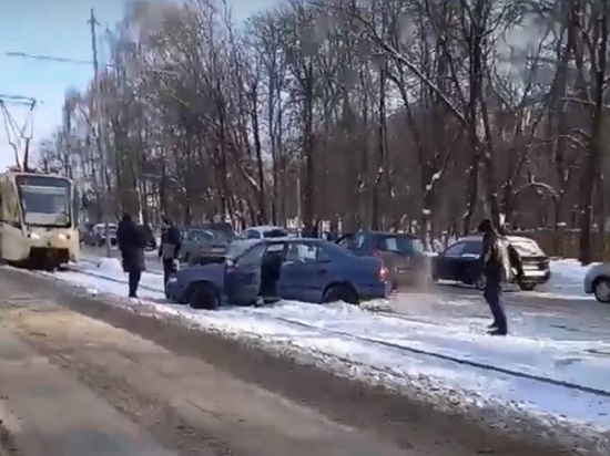 В Ярославле легковая машина вылетела наперерез трамваю