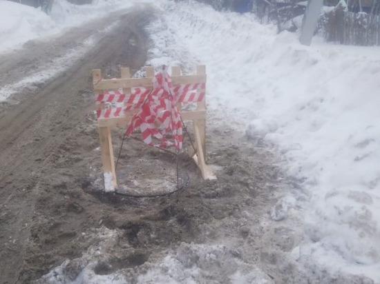 На Сахалине ребенок провалился в двухметровую яму